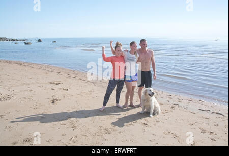 FALKENBERG, Svezia - 6 giugno 2015: Persone e cane in posa per la telecamera sulla spiaggia a Giugno 6, 2015 in Skrea, Falkenberg (Svezia). Foto Stock