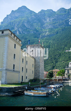 Il porto di Riva del Garda all'estremità settentrionale del lago di Garda, Italia. Foto Stock