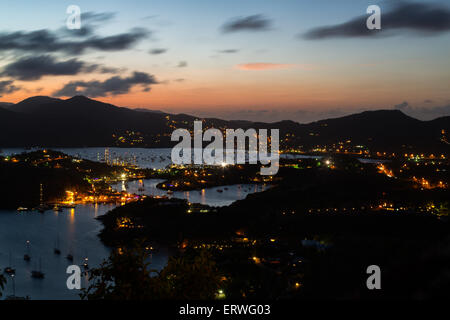 Twilight su Nelson e Falmouth porti visto da Shirley Heights, Falmouth, Antigua Foto Stock