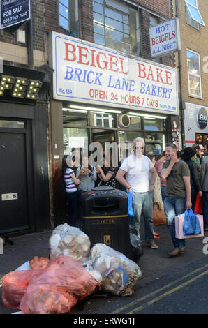 Londra, UK, 7 giugno 2015,24-ora noto da forno tradizionale per l'Ebreo-style riempito bagel come sale di manzo salmone affumicato east end di Londra. Foto Stock