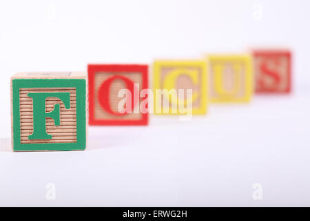 Bambini blocco di costruzione che mostra una profondità di campo ridotta con solo la F nella messa a fuoco Foto Stock