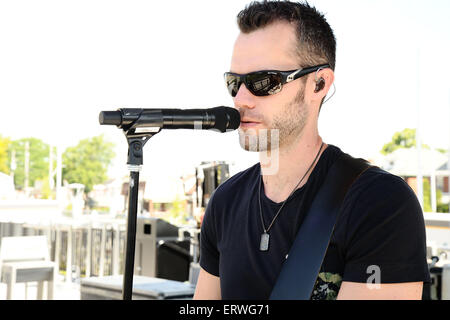 Hamilton, Canada. Il 7 giugno 2015. Canadian Country Music singer Ciad Brownlee esegue all'Hamilton Tiger-Cats comunità eventi open house presso la Tim Hortons Campo in Hamilton promuovendo la prossima stivali e cuori Festival della Musica Country. Credito: EXImages/Alamy Live News Foto Stock