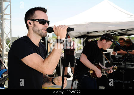 Hamilton, Canada. Il 7 giugno 2015. Canadian Country Music singer Ciad Brownlee esegue all'Hamilton Tiger-Cats comunità eventi open house presso la Tim Hortons Campo in Hamilton promuovendo la prossima stivali e cuori Festival della Musica Country. Credito: EXImages/Alamy Live News Foto Stock