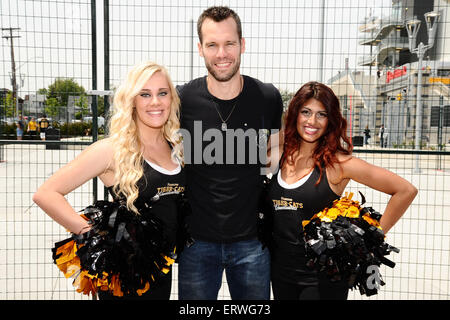 Hamilton, Canada. Il 7 giugno 2015. Canadian Country Music singer Ciad Brownlee esegue all'Hamilton Tiger-Cats comunità eventi open house presso la Tim Hortons Campo in Hamilton promuovendo la prossima stivali e cuori Festival della Musica Country. Credito: EXImages/Alamy Live News Foto Stock