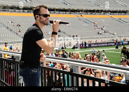 Hamilton, Canada. Il 7 giugno 2015. Canadian Country Music singer Ciad Brownlee esegue all'Hamilton Tiger-Cats comunità eventi open house presso la Tim Hortons Campo in Hamilton promuovendo la prossima stivali e cuori Festival della Musica Country. Credito: EXImages/Alamy Live News Foto Stock