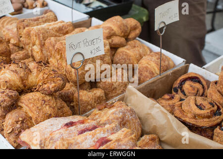 Appena sfornato muffin di crusca, tasche di frutta, panini e altri dolci al Ferry Building mercato agricolo, San Francisco Foto Stock