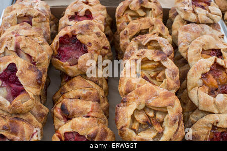 Pane appena sfornato, lampone, mela e pesca galette al Ferry Building dell'agricoltore nel mercato di San Francisco, California, Stati Uniti d'America Foto Stock