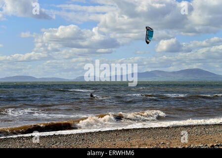 Kitesurfer a allonby beach West Cumbria Inghilterra England Foto Stock