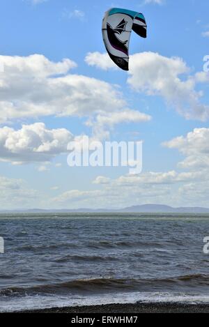 Kitesurfer a allonby beach West Cumbria Inghilterra England Foto Stock