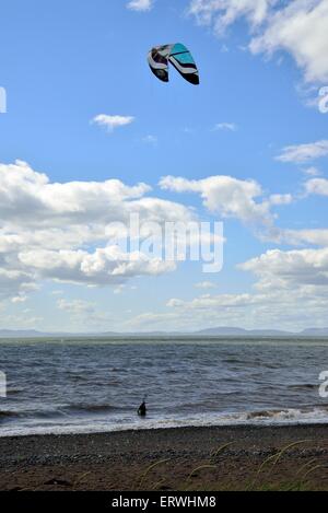 Kitesurfer a allonby beach West Cumbria Inghilterra England Foto Stock