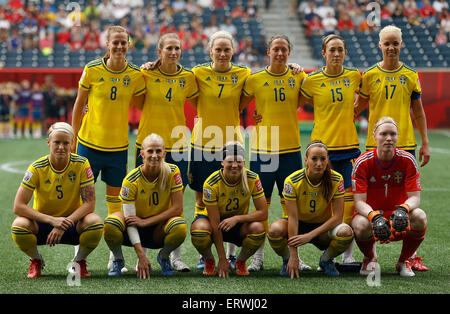 Winnipeg, Canada. 8 Giugno, 2015. I giocatori di Svezia line up davanti a un gruppo D match tra la Svezia e la Nigeria al 2015 FIFA Coppa del mondo femminile in Winnipeg, Canada, giugno 8, 2015. Credito: Wang Lili/Xinhua/Alamy Live News Foto Stock