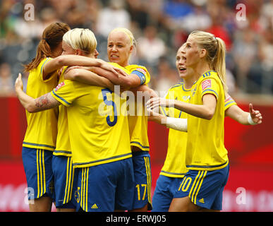 Winnipeg, Canada. 8 Giugno, 2015. In Svezia i giocatori di celebrare il loro primo obiettivo durante il gruppo D match contro Nigaria al 2015 FIFA Coppa del mondo femminile in Winnipeg, Canada, giugno 8, 2015. Credito: Ding Xu/Xinhua/Alamy Live News Foto Stock