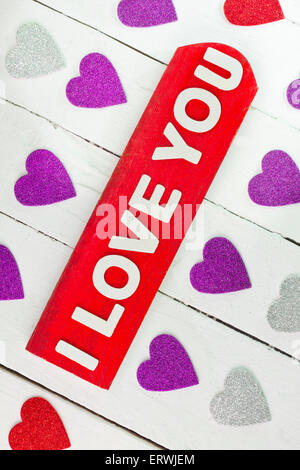 Ti amo parole su sfondo bianco con rosso, argento e cuori viola Foto Stock