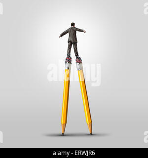Specialità Creative concept come un imprenditore intelligente bilanciamento sulla matita alte palafitte attaccato alle gambe in un business come metafora per la leadership in immaginazione ed innovativa soluzione di idee. Foto Stock