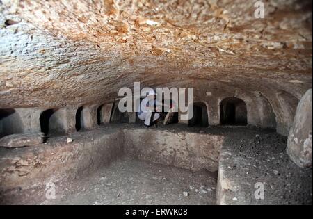 Jenin, West Bank città di Jenin. 8 Giugno, 2015. Un lavoratore palestinese nei servizi archeologici scava dentro un cimitero archeologico di epoca romana, in Cisgiordania città di Jenin, il 8 giugno 2015. La polizia palestinese e il Ministero del Turismo e antichità scoperto mercoledì scorso un cimitero archeologici risalenti all'epoca romana, durante i lavori di dragaggio in Ya'bad villaggio vicino alla Cisgiordania città di Jenin, secondo i funzionari palestinesi. © Ayman Nobani/Xinhua/Alamy Live News Foto Stock