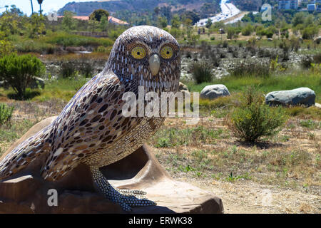 Un scavando il gufo statua in Malibu, California. Foto Stock