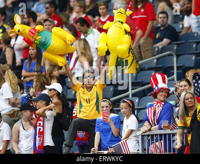 Winnipeg, Canada. 8 Giugno, 2015. Ventole il tifo per il team prima del gruppo D match tra gli Stati Uniti e Australia al 2015 FIFA Coppa del mondo femminile in Winnipeg, Canada, giugno 8, 2015. Credito: Ding Xu/Xinhua/Alamy Live News Foto Stock