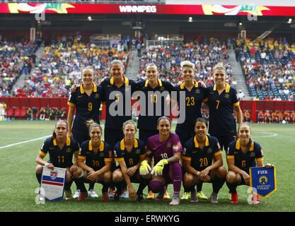 Winnipeg, Canada. 8 Giugno, 2015. I giocatori di Australia pongono per la foto prima del gruppo D match tra gli Stati Uniti e Australia al 2015 FIFA Coppa del mondo femminile in Winnipeg, Canada, giugno 8, 2015. Credito: Ding Xu/Xinhua/Alamy Live News Foto Stock