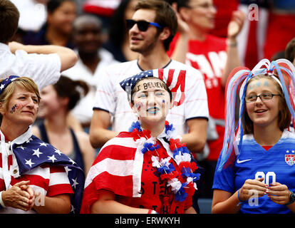 Winnipeg, Canada. 8 Giugno, 2015. Ventole il tifo per il team prima del gruppo D match tra gli Stati Uniti e Australia al 2015 FIFA Coppa del mondo femminile in Winnipeg, Canada, giugno 8, 2015. Credito: Ding Xu/Xinhua/Alamy Live News Foto Stock