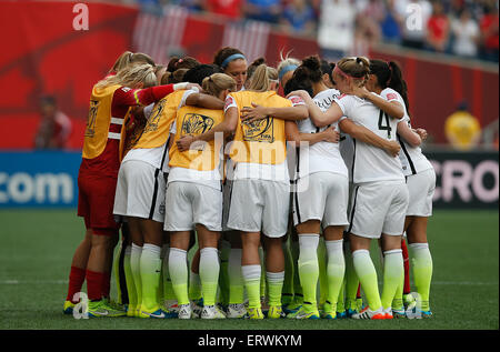 Winnipeg, Canada. 8 Giugno, 2015. I giocatori degli Stati Uniti allietare davanti al gruppo D match tra gli Stati Uniti e Australia al 2015 FIFA Coppa del mondo femminile in Winnipeg, Canada, giugno 8, 2015. Credito: Wang Lili/Xinhua/Alamy Live News Foto Stock