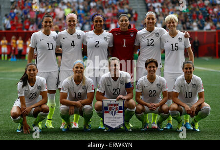 Winnipeg, Canada. 8 Giugno, 2015. I giocatori degli Stati Uniti pongono per la foto prima del gruppo D match tra gli Stati Uniti e Australia al 2015 FIFA Coppa del mondo femminile in Winnipeg, Canada, giugno 8, 2015. Credito: Wang Lili/Xinhua/Alamy Live News Foto Stock