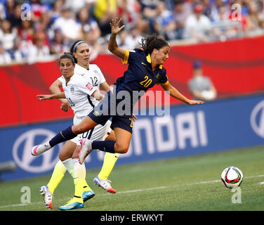 Winnipeg, Canada. 8 Giugno, 2015. Australia Samantha Kerr (R) il sistema VIES per la palla durante il gruppo D match tra gli Stati Uniti e Australia al 2015 FIFA Coppa del mondo femminile in Winnipeg, Canada, giugno 8, 2015. Credito: Ding Xu/Xinhua/Alamy Live News Foto Stock