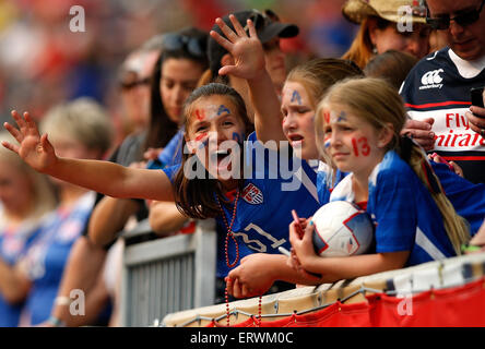 Winnipeg, Canada. 8 Giugno, 2015. I sostenitori degli Stati Uniti allietare davanti al gruppo D match tra gli Stati Uniti e Australia al 2015 FIFA Coppa del mondo femminile in Winnipeg, Canada, giugno 8, 2015. Credito: Wang Lili/Xinhua/Alamy Live News Foto Stock