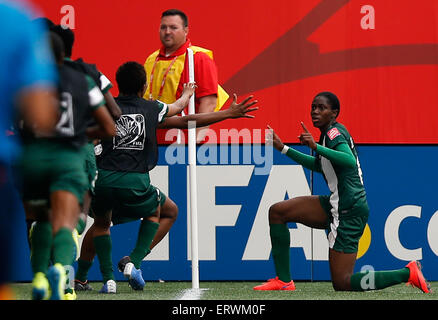 Winnipeg, Canada. 8 Giugno, 2015. Oshoala Asisat (R) della Nigeria celebra il punteggio durante un gruppo D match tra la Svezia e la Nigeria al 2015 FIFA Coppa del mondo femminile in Winnipeg, Canada, giugno 8, 2015. Credito: Wang Lili/Xinhua/Alamy Live News Foto Stock