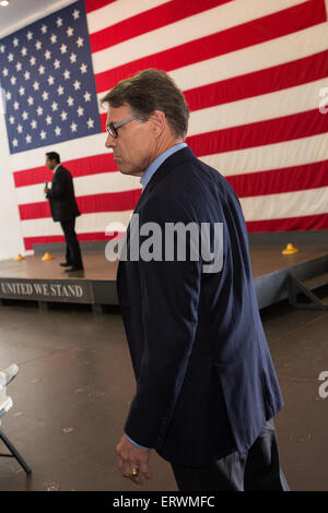 Ex governatore del Texas e GOP presidential speranzoso Rick Perry attende prima di andare sul palco per un municipio evento di campagna a bordo della USS Yorktown in Mount Pleasant, Carolina del Sud. Foto Stock