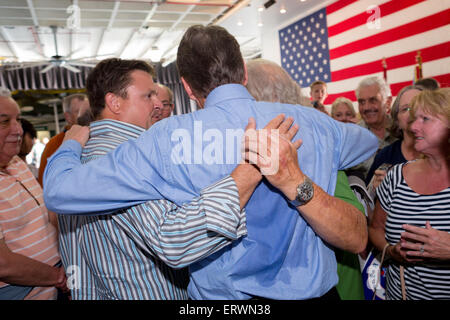 Ex governatore del Texas e GOP presidential speranzoso Rick Perry saluta i tifosi a seguito di un municipio evento a bordo della USS Yorktown in Mount Pleasant, Carolina del Sud. Foto Stock