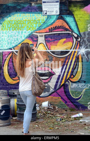Londra, UK, 7 giugno 2015,soleggiata domenica pomeriggio Brick Lane Tower Hamlets.zona Shoreditch sta vivendo la popolarità di burst è parte Shoreditch giovani,alla moda di rigenerazione creativa precedentemente malandato area interna della città. Foto Stock