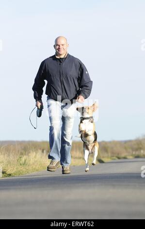 uomo e cane da lepre Foto Stock