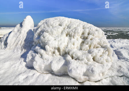 Ghiaccio congelato costa dell'oceano e cielo blu - inverno polare iceberg Foto Stock