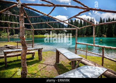 Summerhouse nei pressi di montagna lago di San Gregorio nella gola del Kirghizistan, in Asia centrale Foto Stock