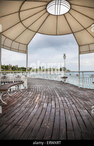 Pier in Ruh Ordo complesso culturale vicino Issyk Kul lago a cielo nuvoloso in Cholpon Ata, Kirghizistan Foto Stock