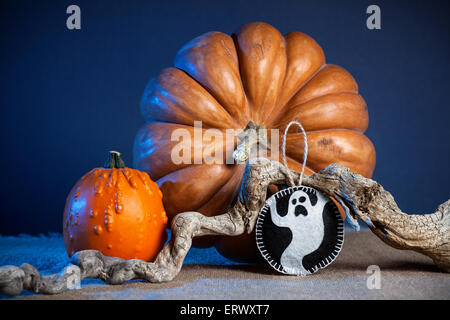 Ghost giocattolo di feltro e zucche decorative sul tavolo durante la festa di Halloween Foto Stock