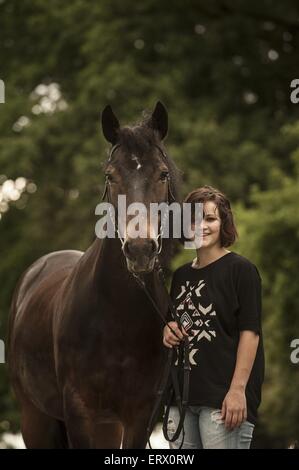 Donna e Welsh Cob Foto Stock