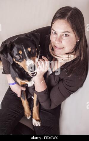Donna e Appenzell cane di montagna Foto Stock