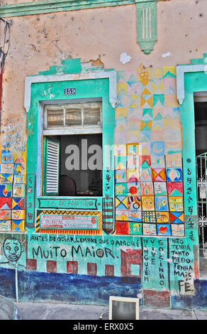 Di Olinda e Recife, Pernambuco, Brasile, 8 gennaio 2008. Una parete piena di graffiti illegali. Foto Stock