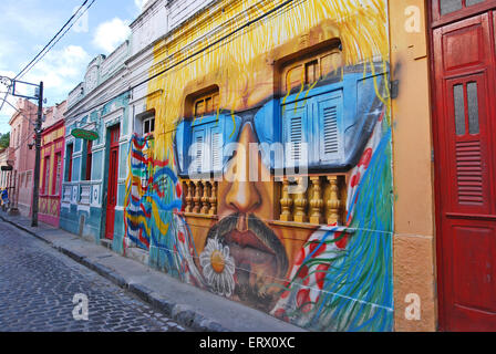 Di Olinda e Recife, Pernambuco, Brasile, 8 gennaio 2008. Una pittura murale del capo di un uomo con i baffi e occhiali da sole. Foto Stock