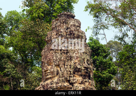 Western Gopuram con faccia tower, entrata principale, quinto cerchio di mura, Ta Prohm tempio di Angkor Thom, Siem Reap Provincia Foto Stock