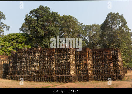 Terrazza del re lebbroso, la parete esterna, figure di divinità, Angkor Thom, Siem Reap Provincia, Cambogia Foto Stock