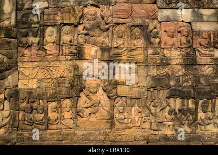 Terrazza del re lebbroso, la parete esterna, figure di divinità, Angkor Thom, Siem Reap Provincia, Cambogia Foto Stock