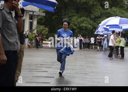 Beijing, Pechino, CHN, Cina. 8 Giugno, 2015. Pechino, Cina - 8 Giugno 2015: (solo uso editoriale. Cina OUT) uno studente lascia la Beijing No. 4 Alta scuola dopo la finitura del Collegio Nazionale esame di ammissione (NCEE) a Pechino, Giugno 8, 2015. Il 2015 Collegio Nazionale esame ingresso chiuso il lunedì in più parti della Cina (in alcune province la NCEE durerà per più di un giorno). Un totale di 9,42 milioni di studenti sat per gli esami di quest'anno. © SIPA Asia/ZUMA filo/Alamy Live News Foto Stock