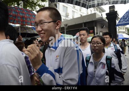 Beijing, Pechino, CHN, Cina. 8 Giugno, 2015. Pechino, Cina - 8 Giugno 2015: (solo uso editoriale. Cina OUT) uno studente lascia la Beijing No. 4 Alta scuola dopo la finitura del Collegio Nazionale esame di ammissione (NCEE) a Pechino, Giugno 8, 2015. Il 2015 Collegio Nazionale esame ingresso chiuso il lunedì in più parti della Cina (in alcune province la NCEE durerà per più di un giorno). Un totale di 9,42 milioni di studenti sat per gli esami di quest'anno. © SIPA Asia/ZUMA filo/Alamy Live News Foto Stock