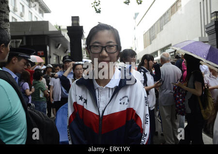 Beijing, Pechino, CHN, Cina. 8 Giugno, 2015. Pechino, Cina - 8 Giugno 2015: (solo uso editoriale. Cina OUT) uno studente lascia la Beijing No. 4 Alta scuola dopo la finitura del Collegio Nazionale esame di ammissione (NCEE) a Pechino, Giugno 8, 2015. Il 2015 Collegio Nazionale esame ingresso chiuso il lunedì in più parti della Cina (in alcune province la NCEE durerà per più di un giorno). Un totale di 9,42 milioni di studenti sat per gli esami di quest'anno. © SIPA Asia/ZUMA filo/Alamy Live News Foto Stock