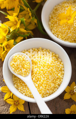 Spa con giallo bagno alle erbe perle e fiori Foto Stock