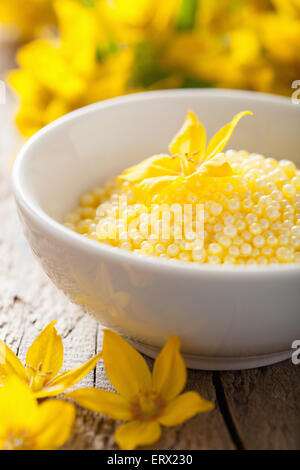 Spa con giallo bagno alle erbe perle e fiori Foto Stock