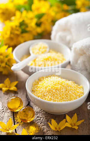 Spa con giallo bagno alle erbe perle e fiori Foto Stock