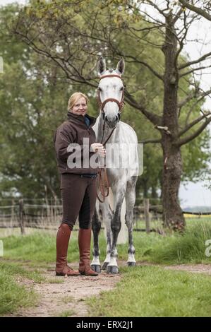 Donna e Cavallo Holstein Foto Stock
